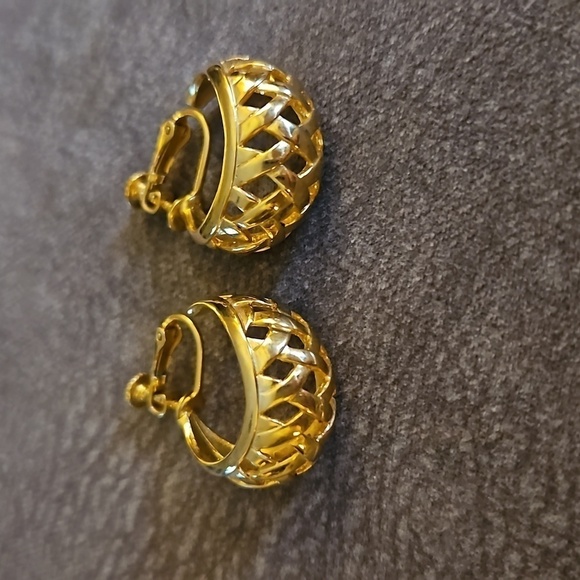VTG NAPIER Goldtone Basketweave Chunky Hoop Clip-on Earrings - Picture 3 of 7